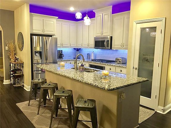 2nd image of 2670 Venice Dr Unit 4