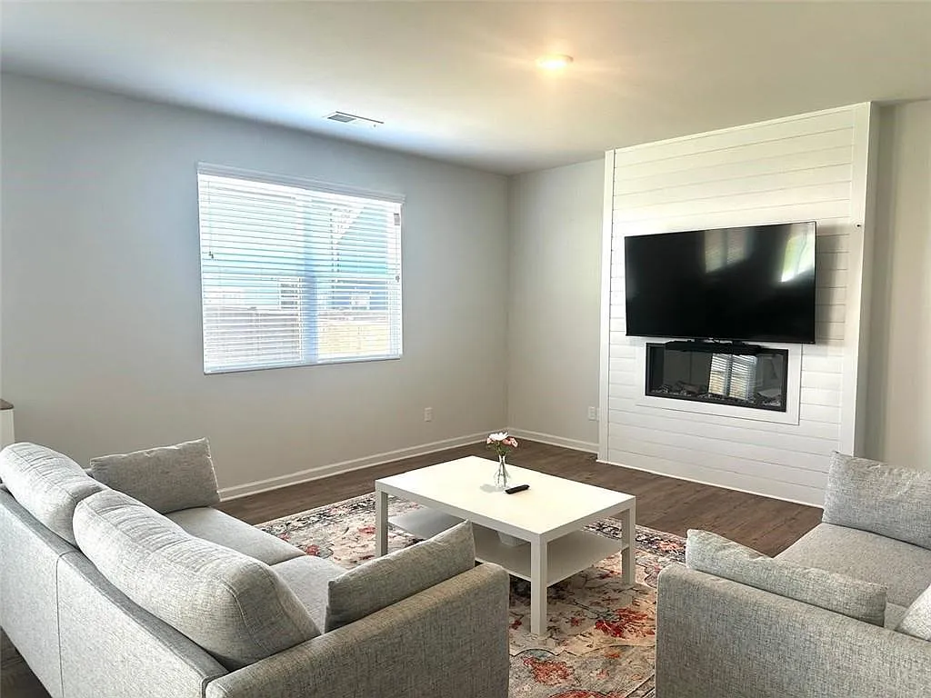 5 bed, 3.0 bath, 2646 sqft, $2,600 — Photo 3