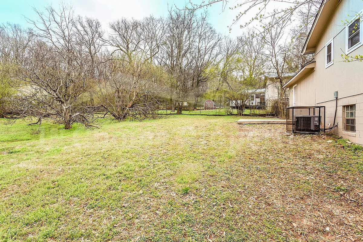 Building Photo - 5849 Janet Dr