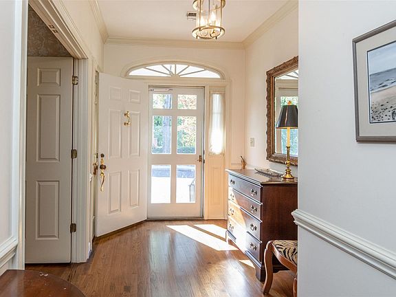 3rd image of 128 Glenbrooke Way