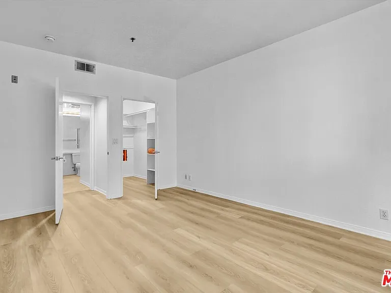 2222 N Beachwood Dr #302 — Photo 30