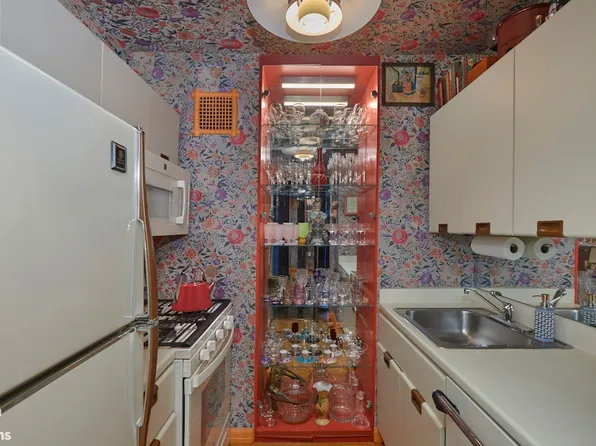 311 East 38th Street image 10 of 24