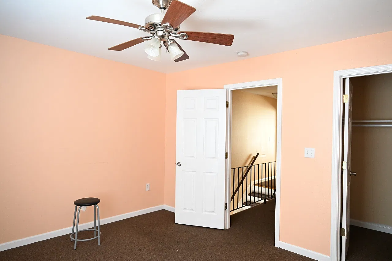 807 Vouray Dr — Photo 2