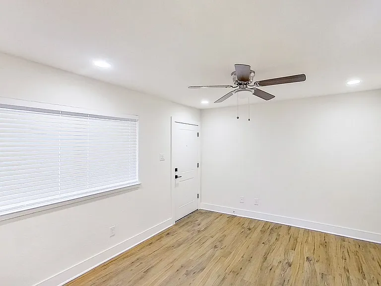 907 N Beacon — Photo 15