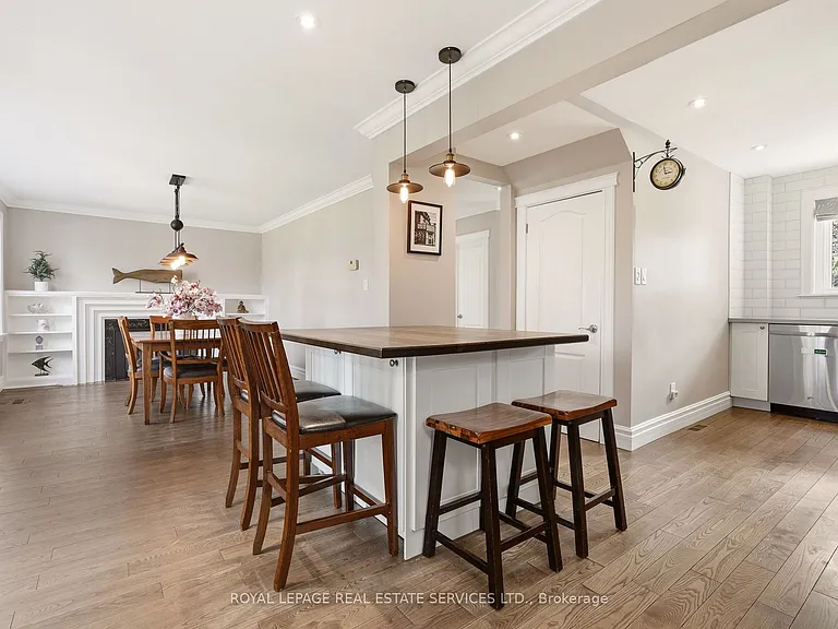 145 Suffolk Ave — Photo 10