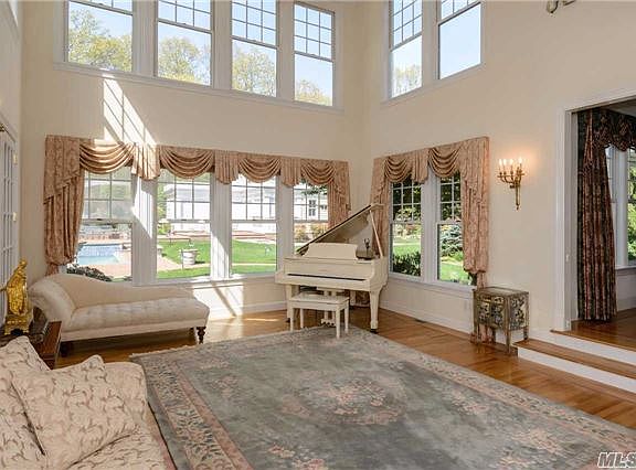 4th image of 10 Country Meadow Ct
