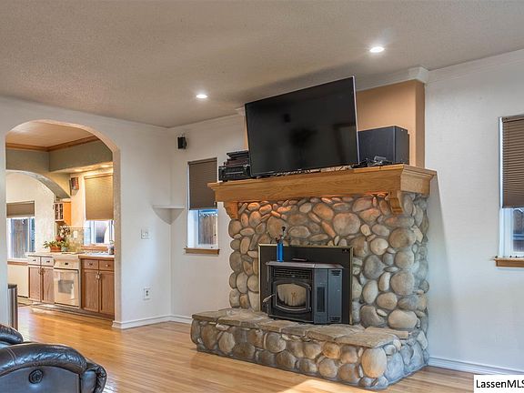 3rd image of 610 Juniper St