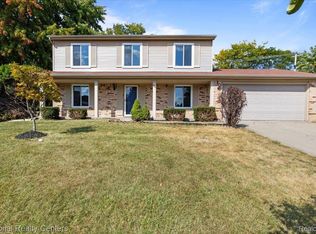 88 Foxboro Dr, Rochester Hills, MI 48309