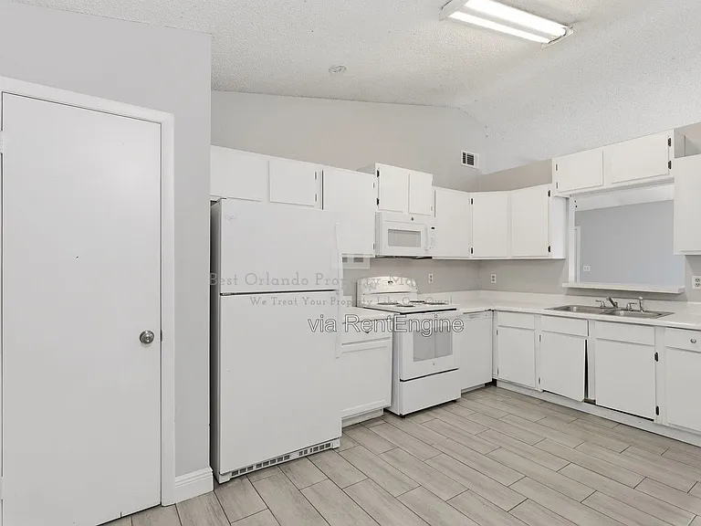 1950 Bonneville Dr #1 — Photo 11