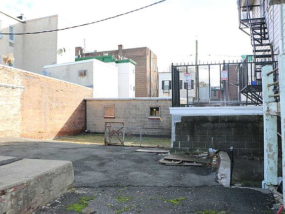 5th image of 26 Saint Pauls Ave #28
