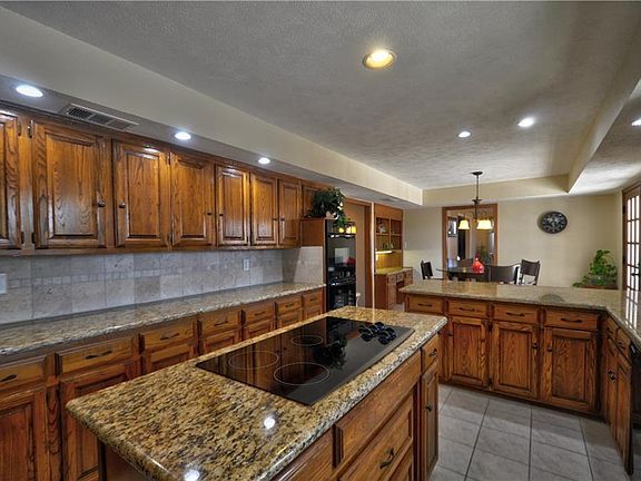 3rd image of 1910 Nancy Jane Cir