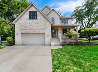 107 W Maple Ave, Roselle, IL 60172