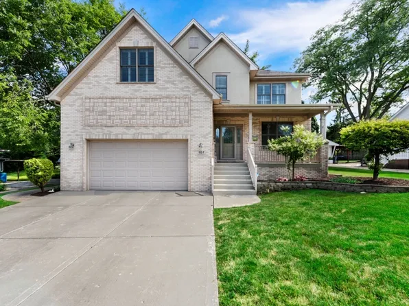 107 W Maple Ave, Roselle, IL 60172