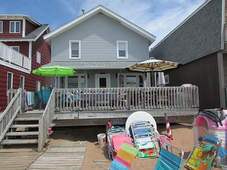 178 Beach Ave — Photo 2