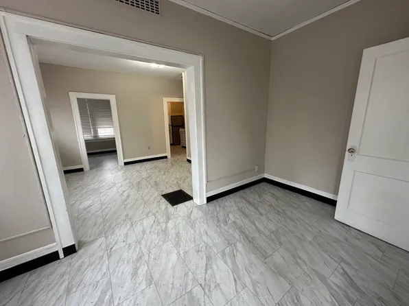 1025 E Washington St #6, Iowa City, IA 52240