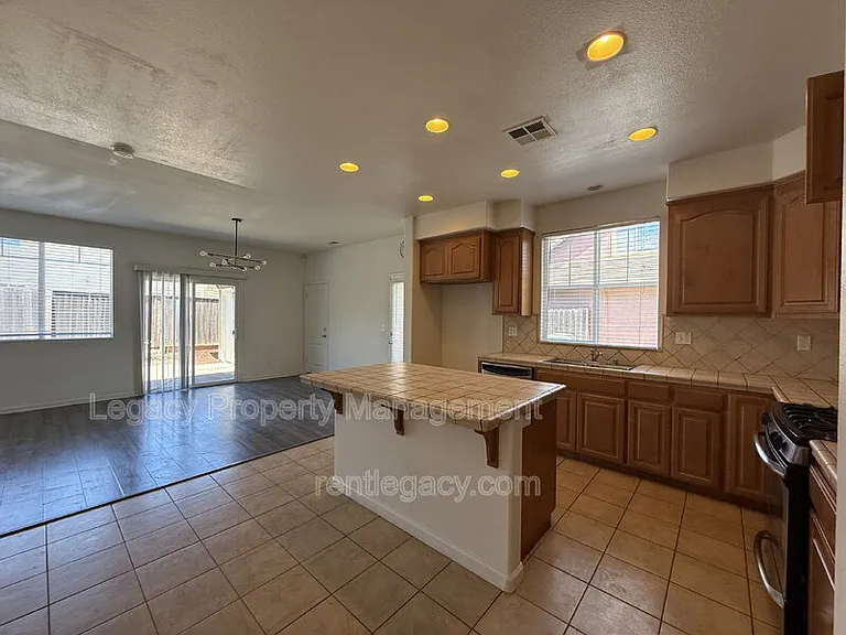 1552 Bailey Dr — Photo 10