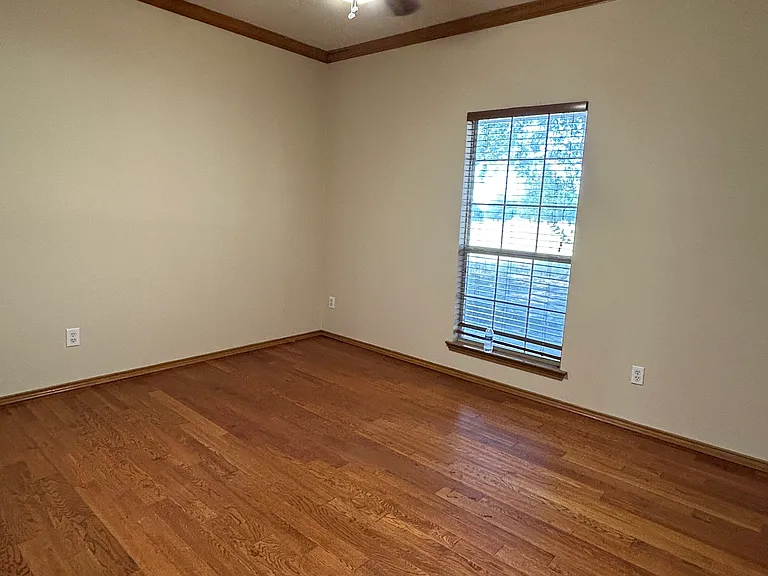 2661 FM 35 — Photo 12
