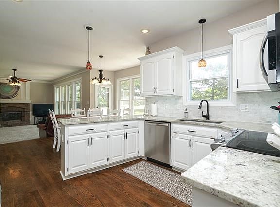 5th image of 522 SE Asheville Ct