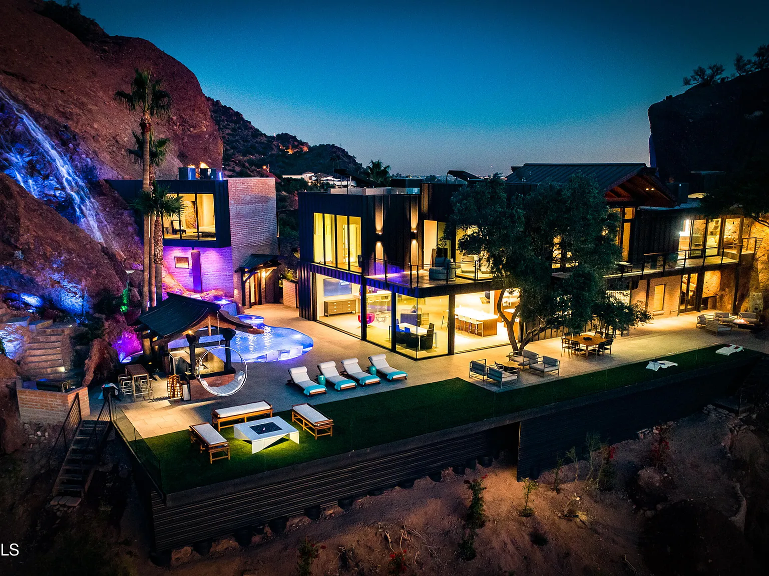 6 bed, 6.0 bath, 8500 sqft, $30,000 — Photo 1