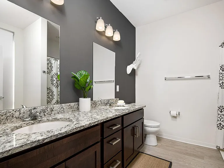 Emerald Row Apartments — Photo 7