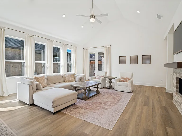 1046 Bearing St — Photo 13