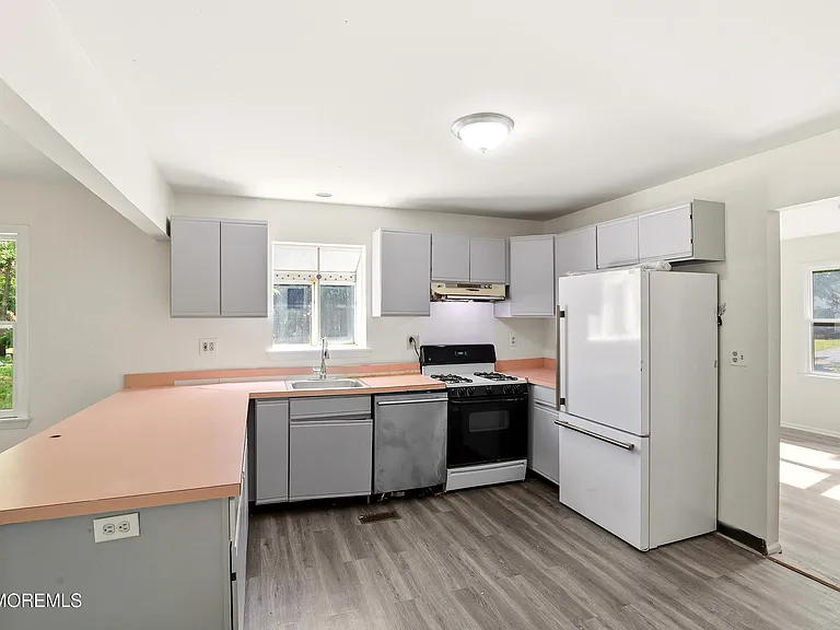 1305 Marshall St — Photo 8