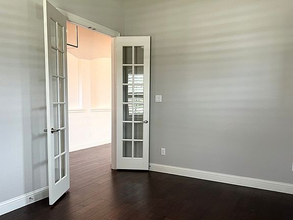 5th image of 880 Saint Peter Ln