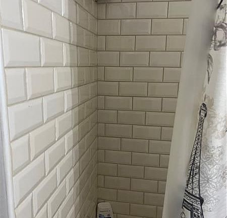 4th image of 811 NE 14th Pl APT 7