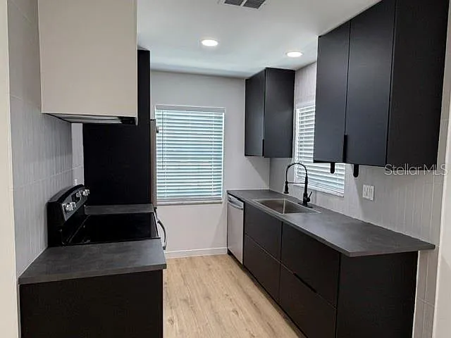 1407 Park Lake St — Photo 3