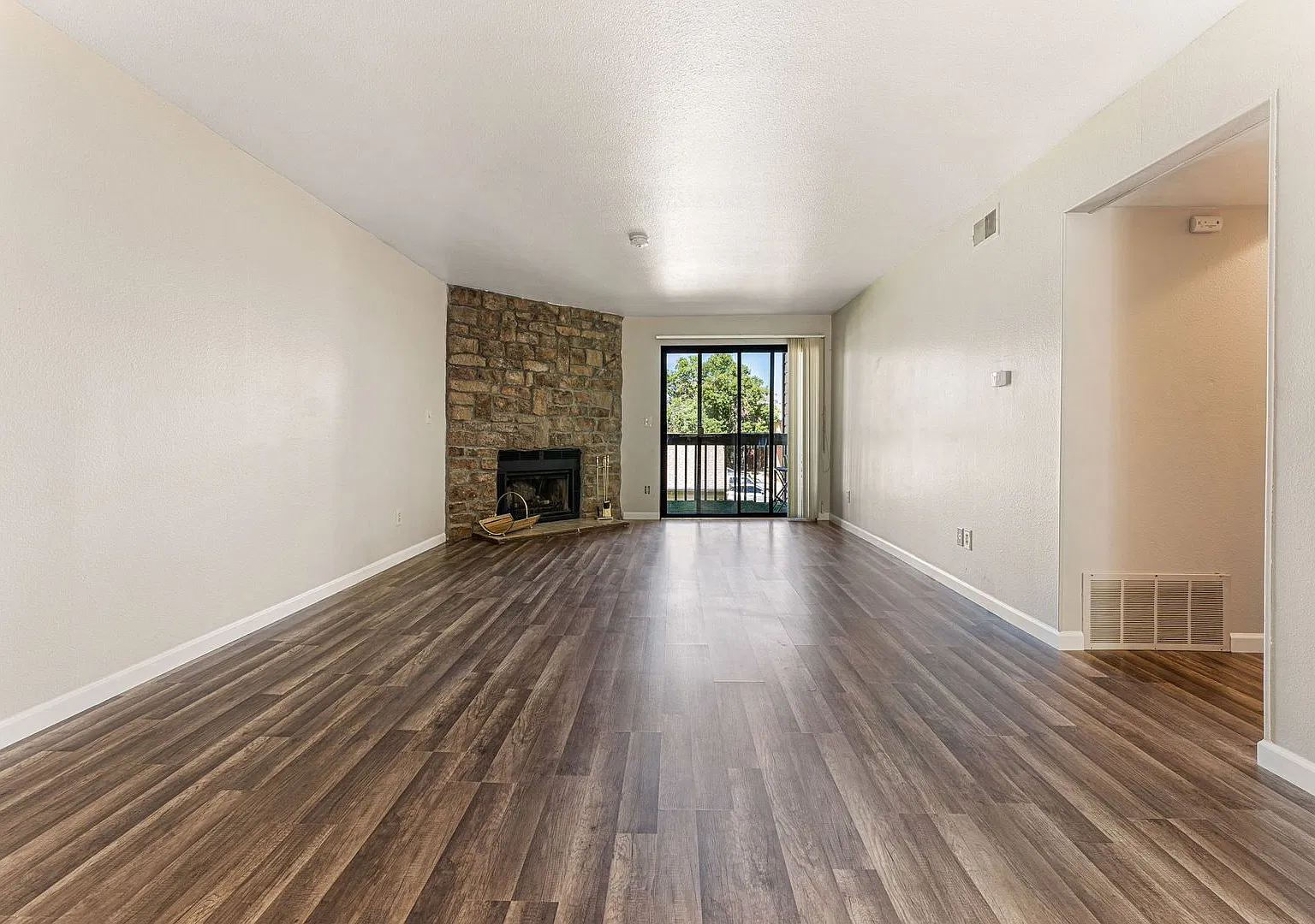 Garage Included - Renovated 2-Bed/2-Bath Condo In Tall Pines, Lakewood! — Photo 3