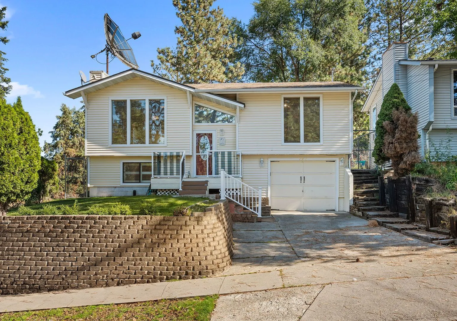 Spacious 4BR Split-Level in Spokane - Hardwoods, Granite Kitchen & Family Room — Photo 2