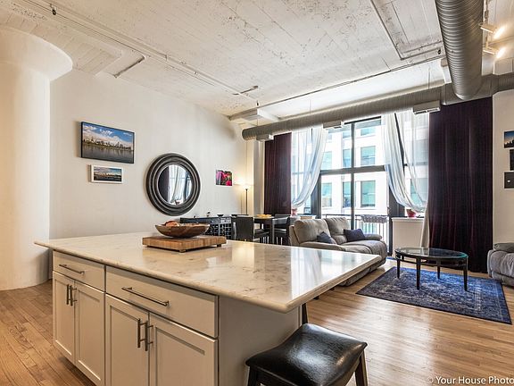 5th image of 547 S Clark St APT 401