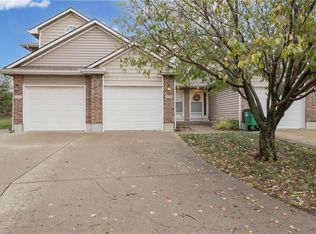 925 SW Peach Tree Ln, Blue Springs, MO 64064