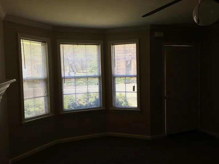 1168 Ashford Ln — Photo 5
