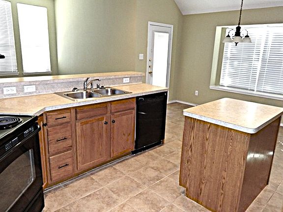 3rd image of 202 Willow Creek Dr