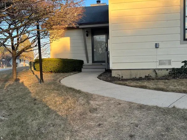 701 Colby Ct, Gurnee, IL 60031