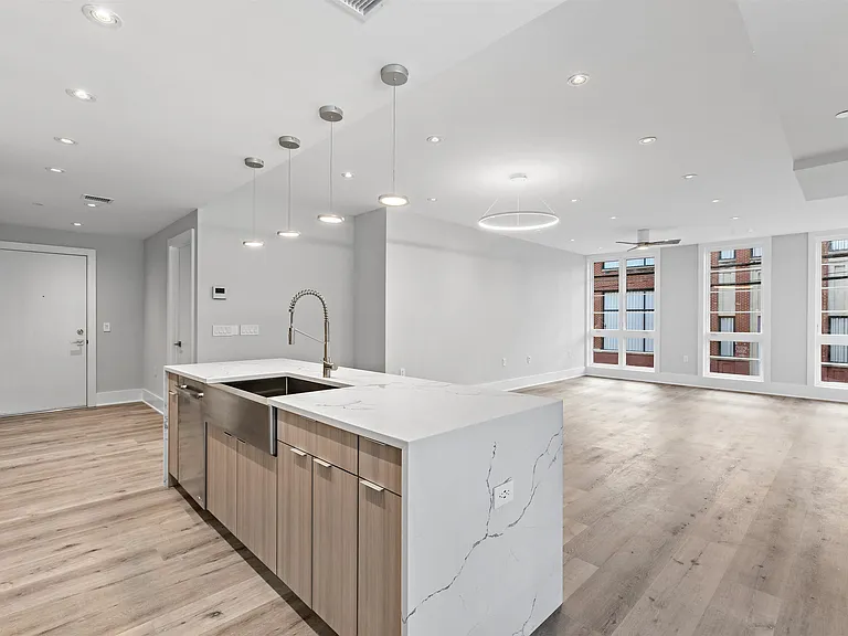727 Adams St — Photo 4