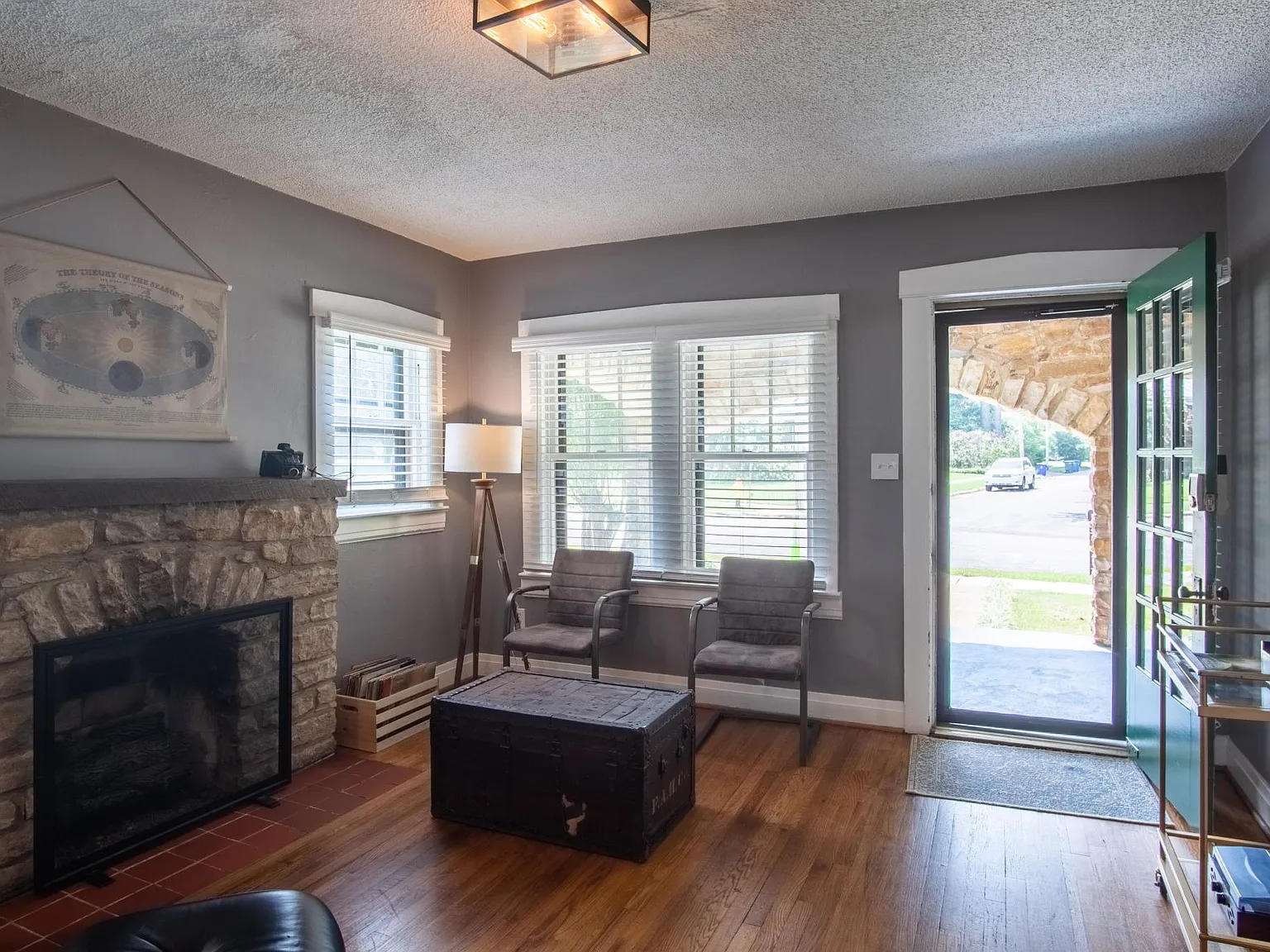 410 Gilbert Ct — Photo 2