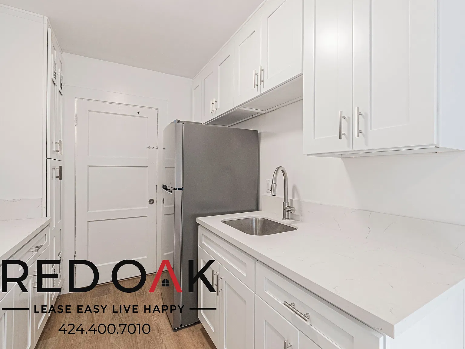 Light-filled Studio with Stainless Steel Appliances, Air Conditioning, On-Site Laundry and Parkin... — Photo 2