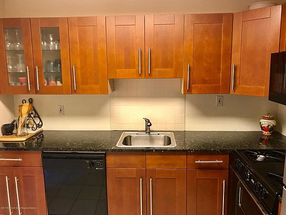 3rd image of 805 Daffodil Dr