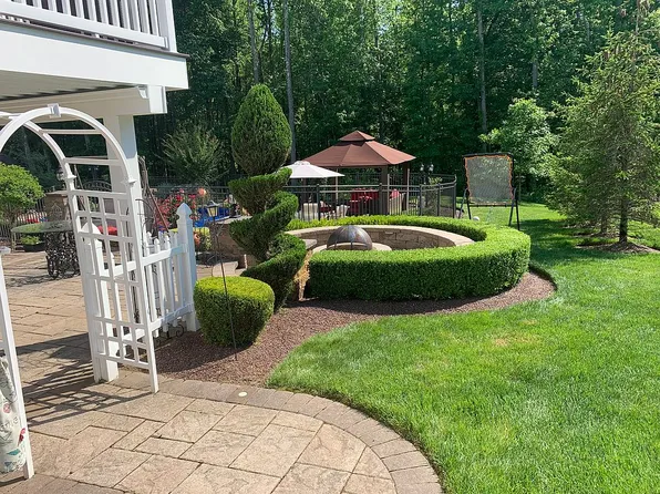 10 Galerie Ct, Monroe Township, NJ 08831