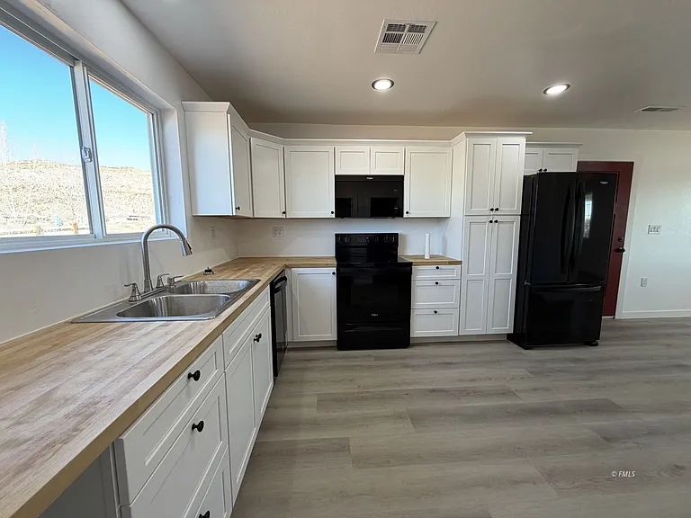 285 S Carling St — Photo 2