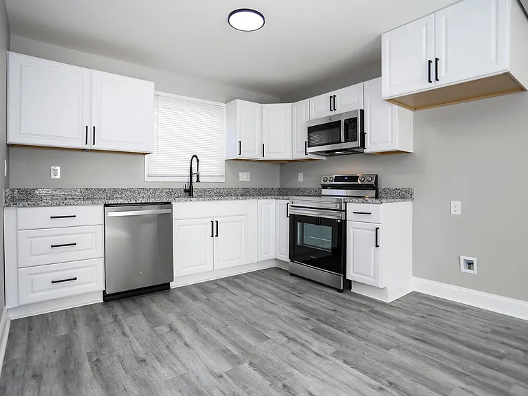 251 Anderson Dr — Photo 2