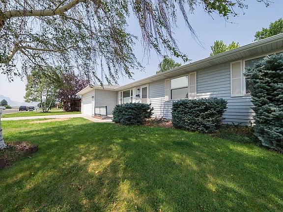 3rd image of 925 River View Dr