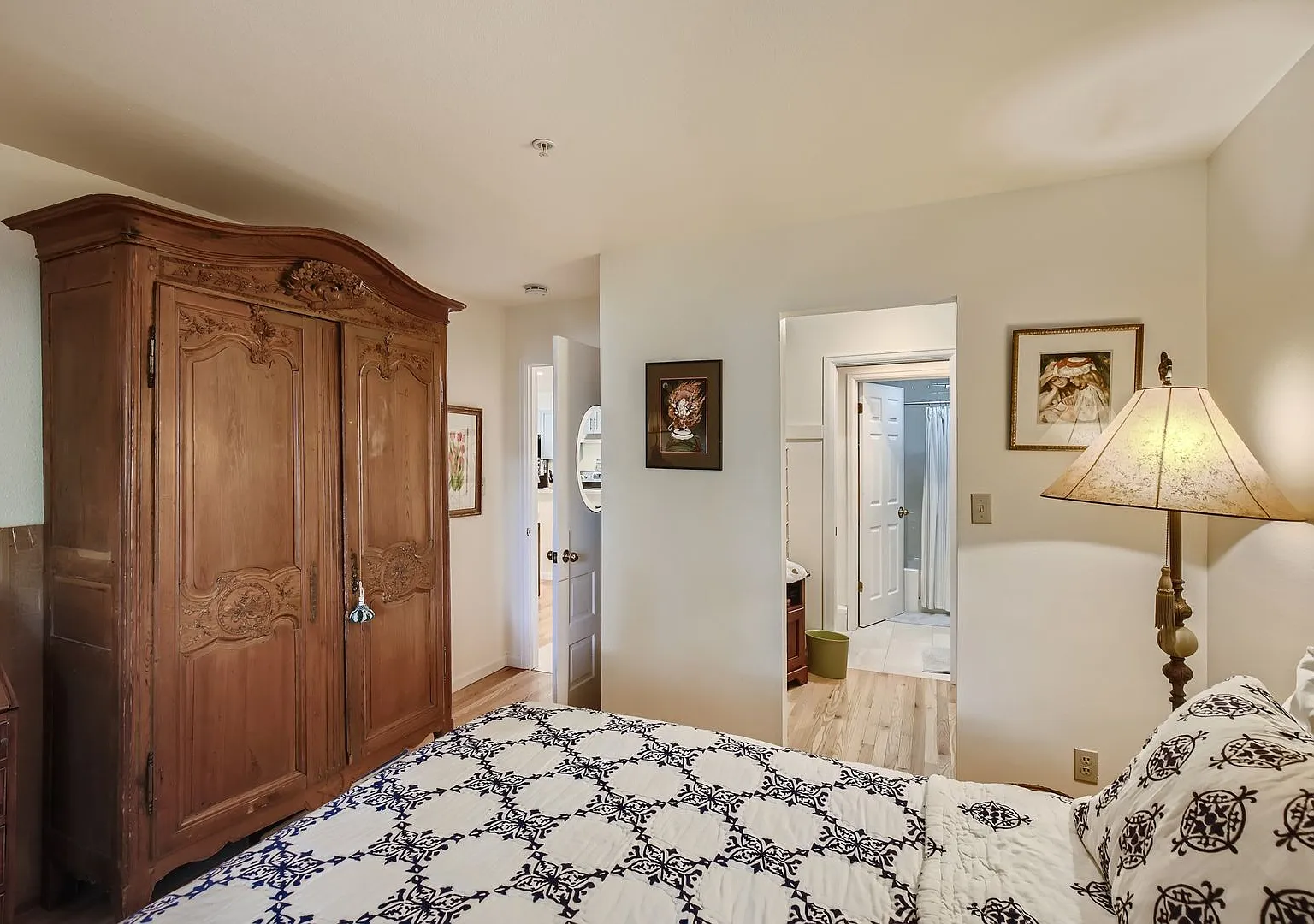 Ideal Downtown 1 BDR Close to Shops & Trails — Photo 4