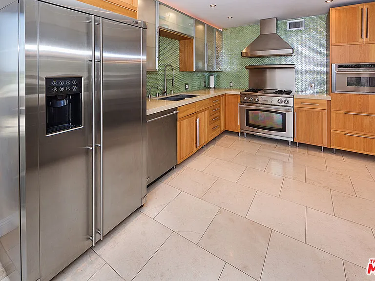 1037 N Vista St #301 — Photo 3
