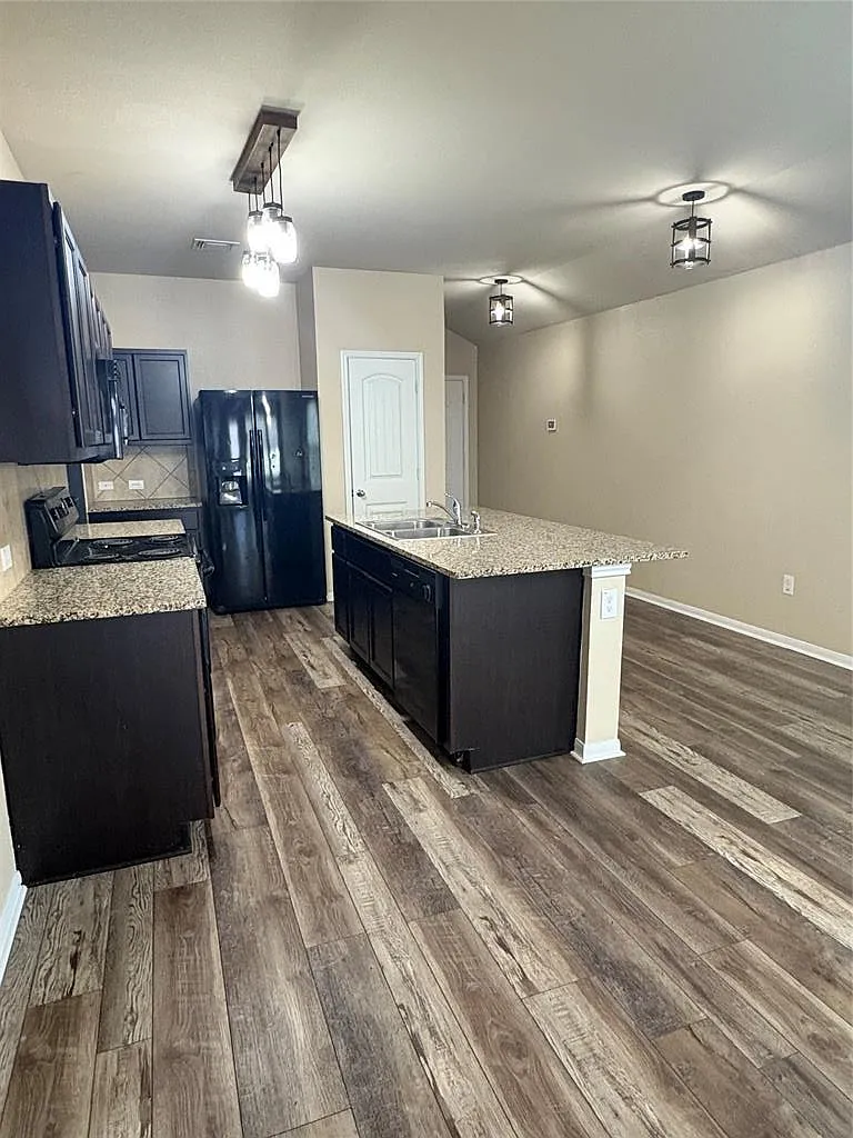 3 bed, 2.0 bath, 1521 sqft, $2,000 — Photo 4