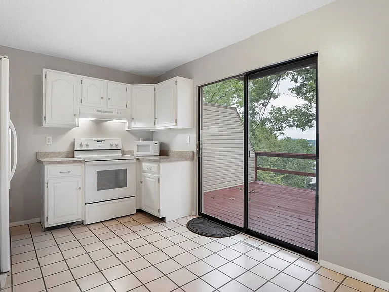 1318 Evergreen — Photo 3