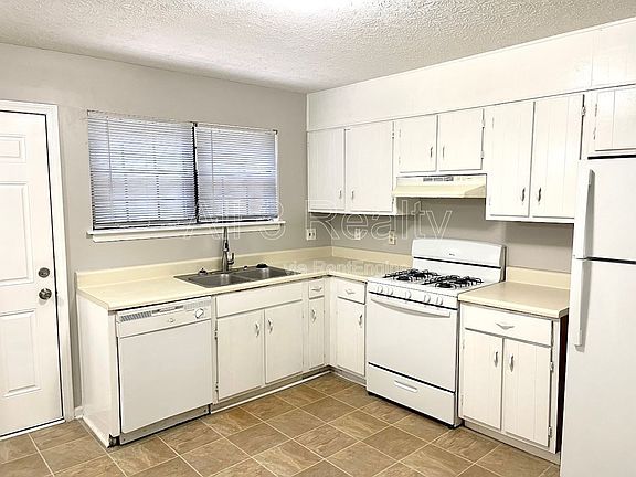 5th image of 120 Meadowbrook Ct APT C
