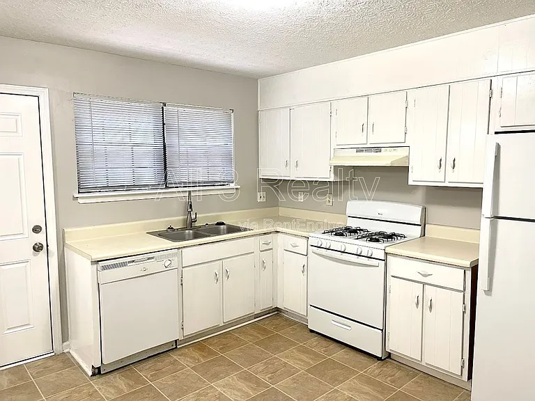 120 Meadowbrook Ct #C — Photo 5